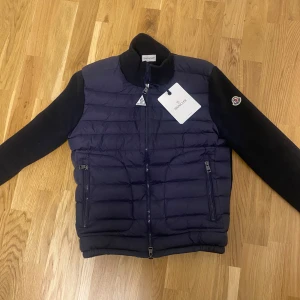Moncler cardigan  - Har fler bilder säg till så skickar jag de. qr koden funkar I cardiganen, och de går att scanna märket från armen, påse och alla tags finns med. Hör av er vid funderingar kring den, kom gärna med prisförslag.