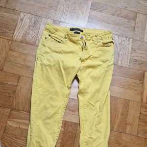 Gula stretchjeans från Criminal Damage - Gula raka/skinny jeans från Criminal Damage i jeansstrl 34. Midrise, skön stretch och djupa fickor! Något slitna i färgen, men ingen märkvärdigt. 