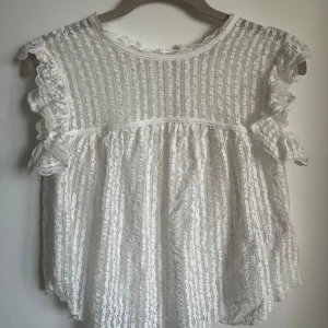 Vit spetsblus från Nelly - Superfin vit blus från Nelly i spets med volangdetaljer på ärmarna och knytning i nacken. Så gott som ny, Andvänd 1-2 gånger🩷🩷