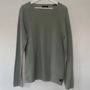 Tröja från Jack & Jones - Säljer denna gröna tröjan från Jack and Jones. Storlek M i väldigt bra skick.