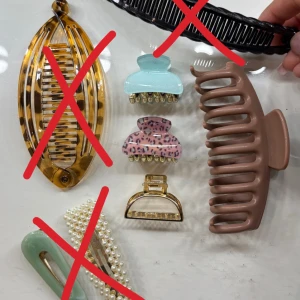 Mix av hårklämmor och hårspännen - Säljer ett set med trendiga håraccessoarer: hårklämmor i mintgrönt, beige och guld, en pärlspänne, en stor leopardmönstrad hårkam, en svart hårband och en rosa klämma med leopardmönster. Perfekt för att variera din frisyr med färg och mönster. Du kan också köpa separat, de markerade med ett kryss är redan slut! Kom gärna med bud💗