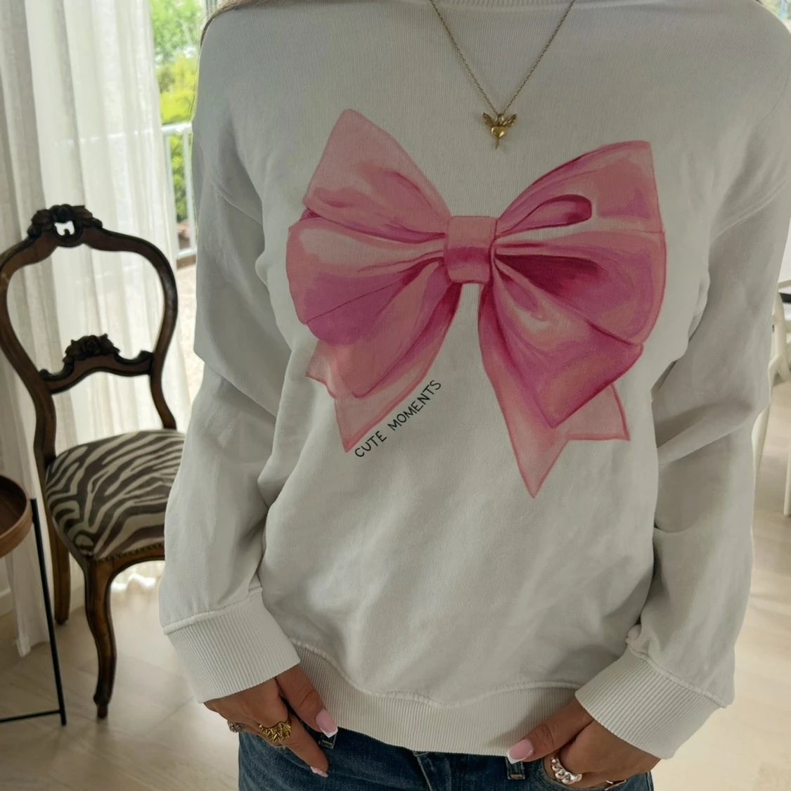 Vit sweatshirt med stor rosa rosett