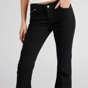 Svarta bootcut jeans - Snygga, näst intill oanvända bootcut low jeans som sitter jättenice och är sköna. Jag är 165 lång och har låna ben. Dem går hela vägen ner till marken!! ❤️kostar 699kr ordinarie 