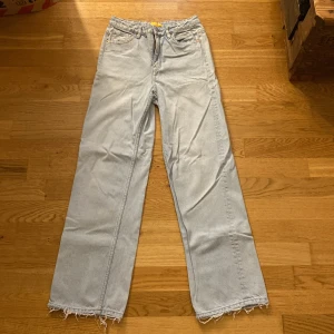 Ljusblå wide jeans från Gina Tricot - 💕Säljer ett par ljusblå jeans från young Gina Tricot i wide modell.💕