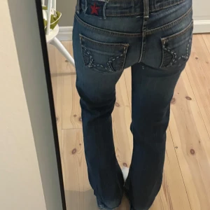 People’s Liberation jeans - Säljer mina people’s Liberation jeans som är köpa i usa.                                                                                     Storlek34.                                                                             Jeansen är lågmidjade och har snygga stjärnor på bakfickorna. Priset kan diskuteras och hör av er vid frågor💕