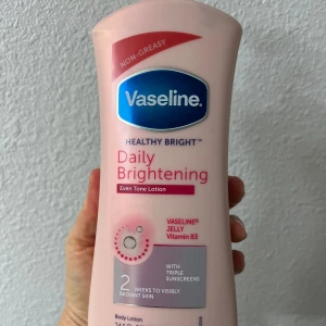 400ml Vaseline Daily Brightening Lotion - Ljusrosa body lotion från Vaseline med Vitamin B3 och Vaseline Jelly. Ger jämnare hudton och lyster med trippelt solskydd. Kommer i en smidig plastflaska och är lätt att applicera utan att kännas fet. 400ml från amazon (köptes för 320kr), testade en gång på en hand o tyckte inte om den.