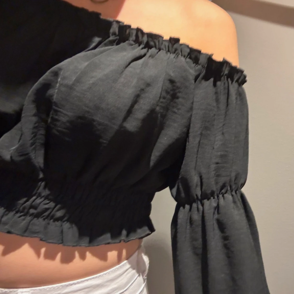 Svart offshoulder croppad blus - 2