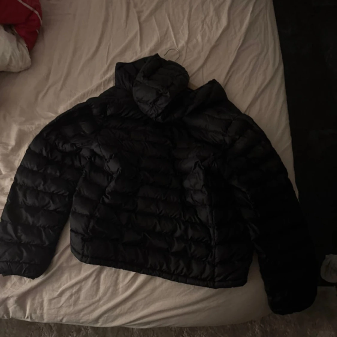 Svart dunjacka från Levi's med huva - 3