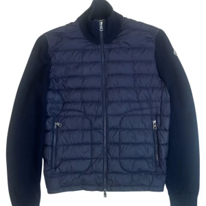 Moncler  - Moncler cardigan. Storlek L. Skick 9/10. Pris 4490kr färg marinblå. Finns att köpa på Fashionels.com