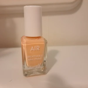 Barry M AIR nagellack i persikoton - Superfräscht nagellack från Barry M i färgen Soda, en ljus persikoton. Kommer i en fyrkantig glasflaska med vit kork och rymmer 10 ml. AIR-serien är andningsbar och ger en snygg finish till dina naglar.