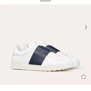 Söker snören till valentino open navy - SNÖREN TILL VALENTINO GARAVANI OPEN NAVY