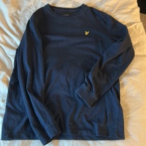Mörkblå långärmad tröja Lyle & Scott - Mörkblå långärmad tröja från Lyle & Scott, tidigare köpt från kids brandstore