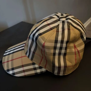 Burberry keps - Aldrig använd Burberry keps vuxen. Etikett kvar och är justerbar. Perfekt till sommaren utan några defekter.