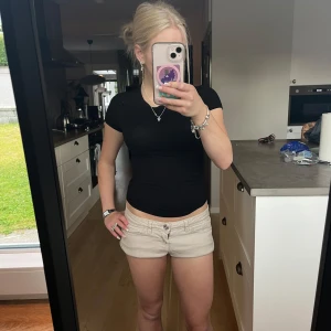 Beige lågmidjade jeansshorts med frans - Snygga beige jeansshorts från Tally Weilj med låg midja och råa fransade kanter. Klassisk femficksmodell och knappstängning framtill. Perfekta för varma dagar och ger en avslappnad vibe. Har tänkt att klippa dem för dem e långa men skriv ifall du vill köpa! PRIS KAN SÅKLART DISKUTERAS VID SNABBT KÖP ❤️