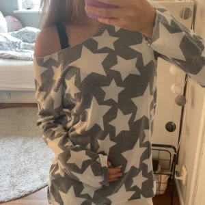y2k tröja ⭐️ - mjuk tröja som sitter löst och är lite oversized (gammal tröja, mammas) .