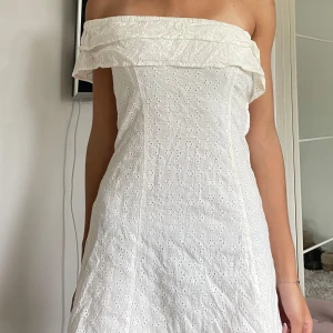 Vit offshoulder klänning från hm - Superfin vit kortklänning med offshoulder ❤️