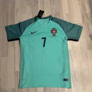 Portugal EM 16 Ronaldo - Helt ny med tagg.  vid behov av mer bilder eller tankar