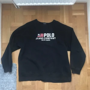 Vintage Ralph Laurent Sweater  - Sällsynt vintage Ralph Laurent sweater från 90 talet. Storleken är XL men den passar L och är oversized för M. Texten är broderad/sydd. Väldigt bra skick. Väldigt bra pris men kan gå ner lite då jag vill bli av med den.