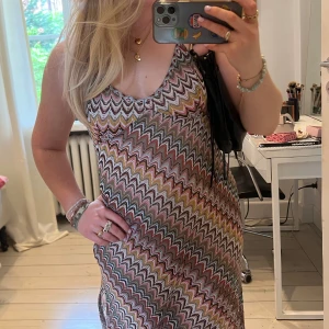 Missoniklänning - Långklänning med missonimönster och knytning i nacken💓