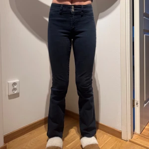 Mörkblåa jeans från Filippa K - Snygga mörkblåa jeans från Filippa K med ganska hög midja. Jeansen har dragkedja och dubbla silverknappar. Materialet är mjukt och stretchigt för en bekväm känsla.🥰 tveka inte på att ställa frågor