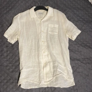 Linne skjorta korta armar  - Använd  Storlek: M Nypris 800kr