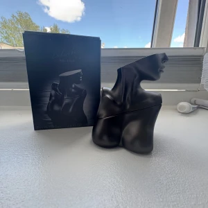 Billie Eilish Eilish No. 2 Parfym 30ml - Parfym i 30ml flaska formad som en stiliserad byst i matt mörkgrå metall-look. Doften är Eau de Parfum Kommer i originalkartong och är knappt använd.  