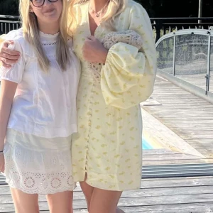 Gul adoore klänning - Intressekoll på denna slutsålda jättefina gula klänning från adoore i storlek 36 i korta modellen. använd 2 gånger🥰kom med prisförslag. Köpt för  1495kr