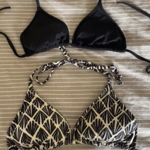 Svart och mönstrad bikini med knyt - Triangelbikinis från hm💖 70kr för båda. Nyskick på båda men ändå använda!! Mönstrade är str 38, svart är str 34💖