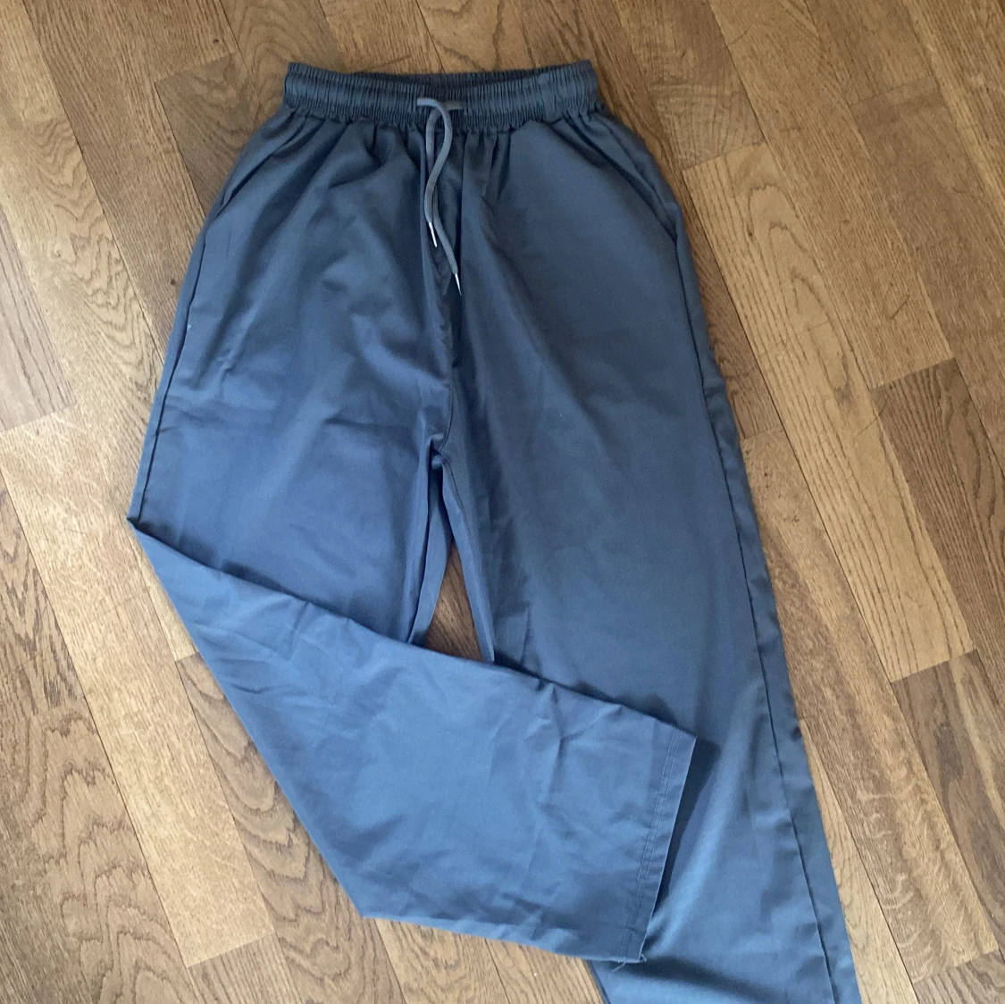 Grå wide mjukisbyxor med snörning - 1