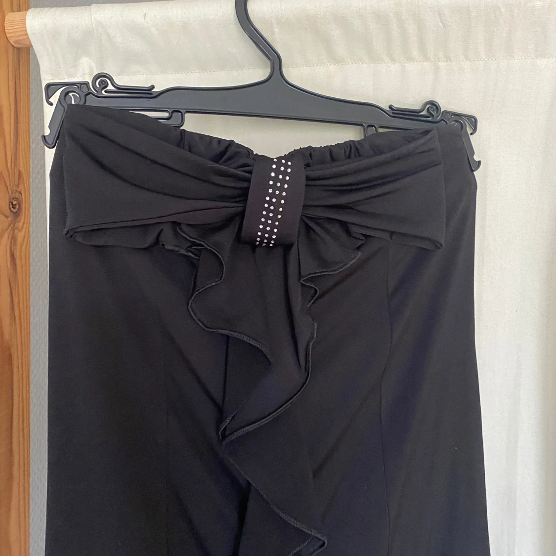 Svart kort klänning med rosett TU - 2