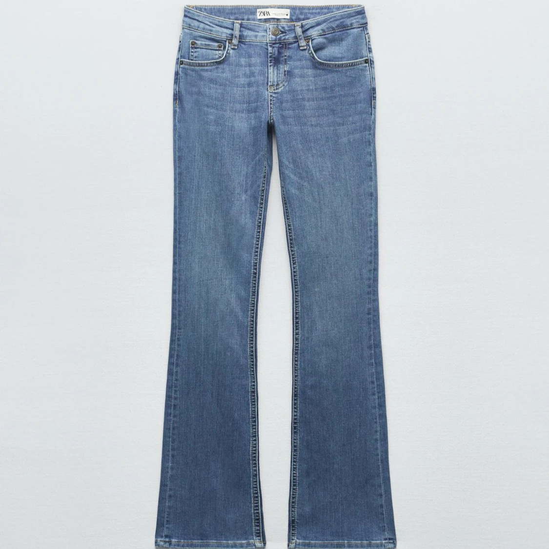 Blå bootcut jeans från Zara