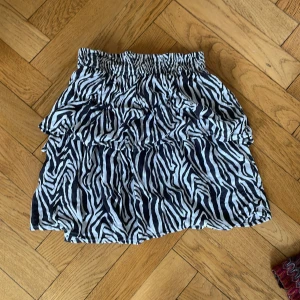 Volangkjol - Snygg kjol med volang, zebra mönstrad! Storlek 170 barn, men passar både XS och S!! Nyskick❤️ 