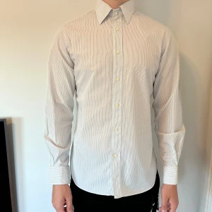 Massimo Dutti Skjorta - Snygg vit skjorta från Massimo Dutti i slim fit-modell. Perfekt för dig som gillar stilrena och fräscha plagg. Tillverkad i mjuk bomull. Den är använd ungefär 7-10 gånger 