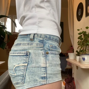 American eagle jeansshorts - Säljer dessa jättefina jeansshorts från American eagle. Storlek xxs men väldigt stretchiga så passar nog en xs också. Har sytt om dem i nederkanten så att de skulle bli lite kortare (kan skicka bild). Annars jättebra skick, hör av dig vid frågor!💓💓