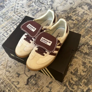 Adidas Wales Bonner Samba sneakers - Tjena! Säljer dessa snygga, sällsynsta adidas wales bonner skor i storlek 42. Skorna är i fint skick. Box tillkommer. Pris kan diskuteras vid snabb affär.