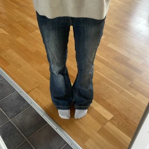 Blå bootcut jeans från 365 Sunshine - Snygga blå bootcut jeans från 365 Sunshine med låg midja och klassisk femficksdesign. Pris kan diskuteras, skriv för fler bilder!!