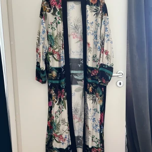 Blommig kimono - Knappt använd. Svalt, skönt tyg som gör den perfekt för sommaren. 