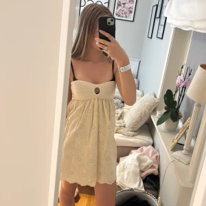 Beige kort klänning från Zara XS - Supersöt beige kort klänning från Zara. Den är jätteskön och är super snygg på sommaren!! 