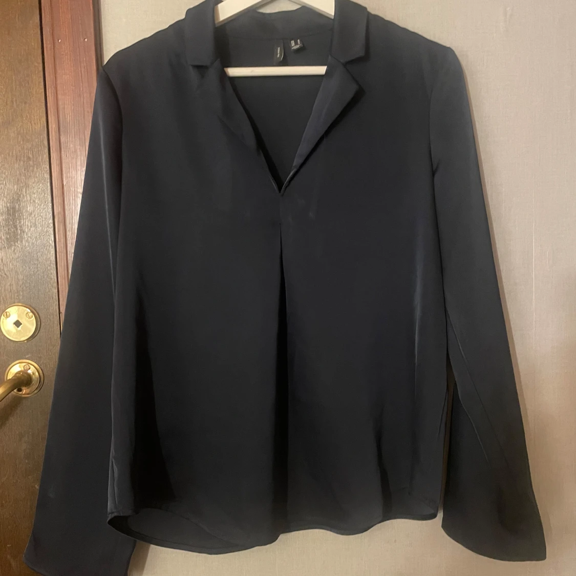 Marinblå långärmad skjorta från Vera Moda