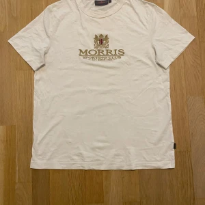 Vit/beige t-shirt från Morris  - Vit/beige t-shirt från Morris perfekt för sommaren till ett rimligt pris! Skickar inom 24 timmar med en gåva 🎁 Storlek: Xs som passar ungefär 165-178cm. 📏 Använd ett fåtal gånger, inga defekter 🧼 OBS: Ingen Orginal förpackning ingår tex box 📦 