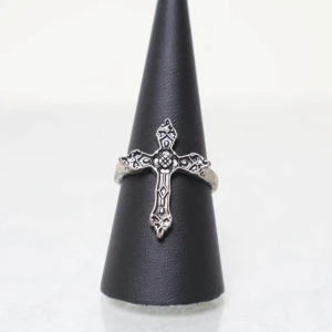 Cool ring - Snygg ring med korsmotiv, storlek 19,5 mm 