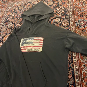 Denim supply Ralph Lauren hoodie - Sjukt fet Ralph Lauren hoodie med fett USA tryck! Den är ganska stor i storlek,