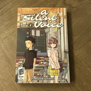 A Silent Voice 1 - En gripande manga om att vara annorlunda och om konsekvenserna av mobbning. Perfekt för dig som gillar starka berättelser med känsla och djup, och vill läsa om vänskap, förändring och att hitta sin röst. Passar ungdomar och unga vuxna som söker något äkta. Köpt på Science Fiction Bokhandeln.