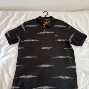 Svart pikétröja från BOSS - Säljer en svart pikétröja från BOSS. Är du intresserad av plagget är de bara att skriva.  Vill du ha billigare genom bundle eller lika feta kläder kolla bara in min profil och gör ett bundle och skriv till mig. M/L