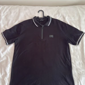 Svart pikétröja Emporio Armani half zip - Svart pikétröja från Emporio Armani  Är du intresserad av plagget är de bara att skriva.  Vill du ha billigare genom bundle eller lika feta kläder kolla bara in min profil och gör ett bundle och skriv till mig