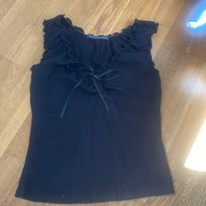 Svart linnetopp från Brandy Melville - Topp från brandy Melville, stretchig.