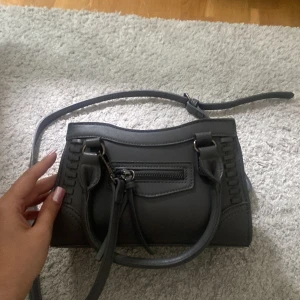 Väska från Gina  - Väska från Gina tricot den är absolut använd men ändå i rätt bra skick