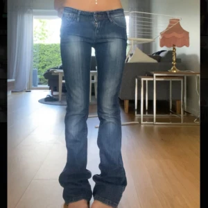 Low waist bootcut jeans - Lågmidjade jeans från Zara, midjemått tvärs över: 35,5cm, grenhöjd 17cm och innerbenslängd: 80cm. Pris är förhandlingsbart!💋