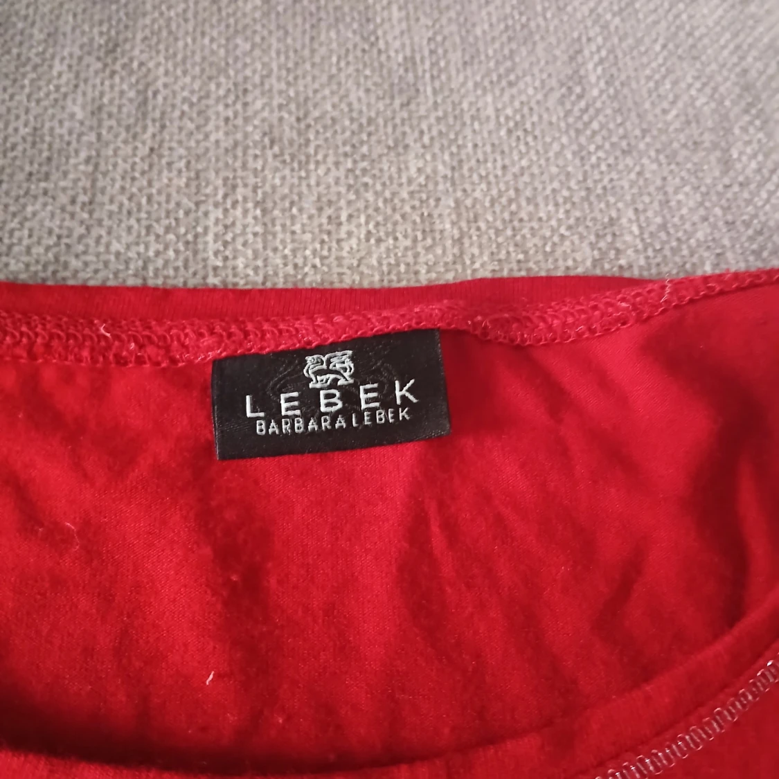 Röd topp med spets och tryck - 4