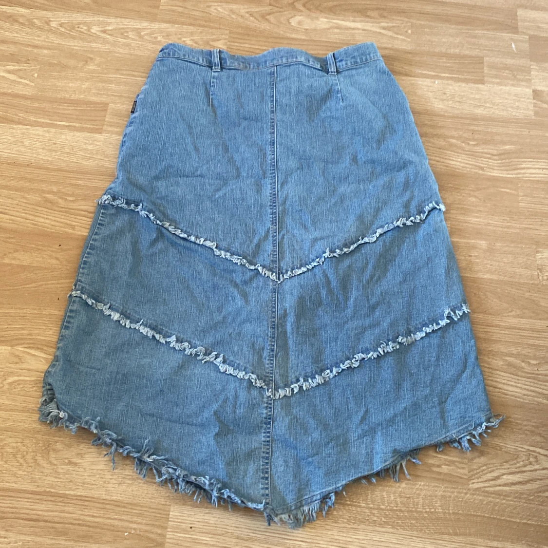 Midi jeanskjol med ”fransig” - 1